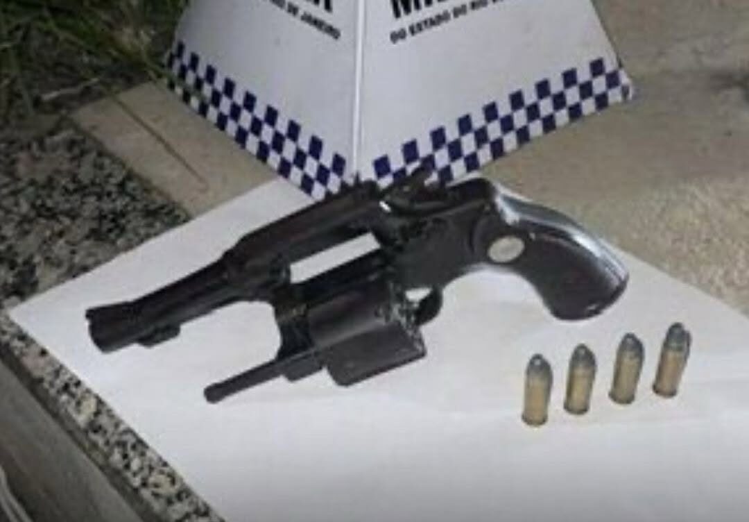 Polícia Militar prende homem armado durante folia de Carnaval em Aperibé