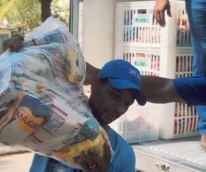 Assistência social de Itaocara entrega cestas básicas para famílias afetadas por enchentes em Laranjais