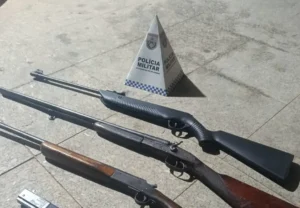 Violência doméstica em Pádua: Homem agride esposa e foge deixando arsenal de armas
