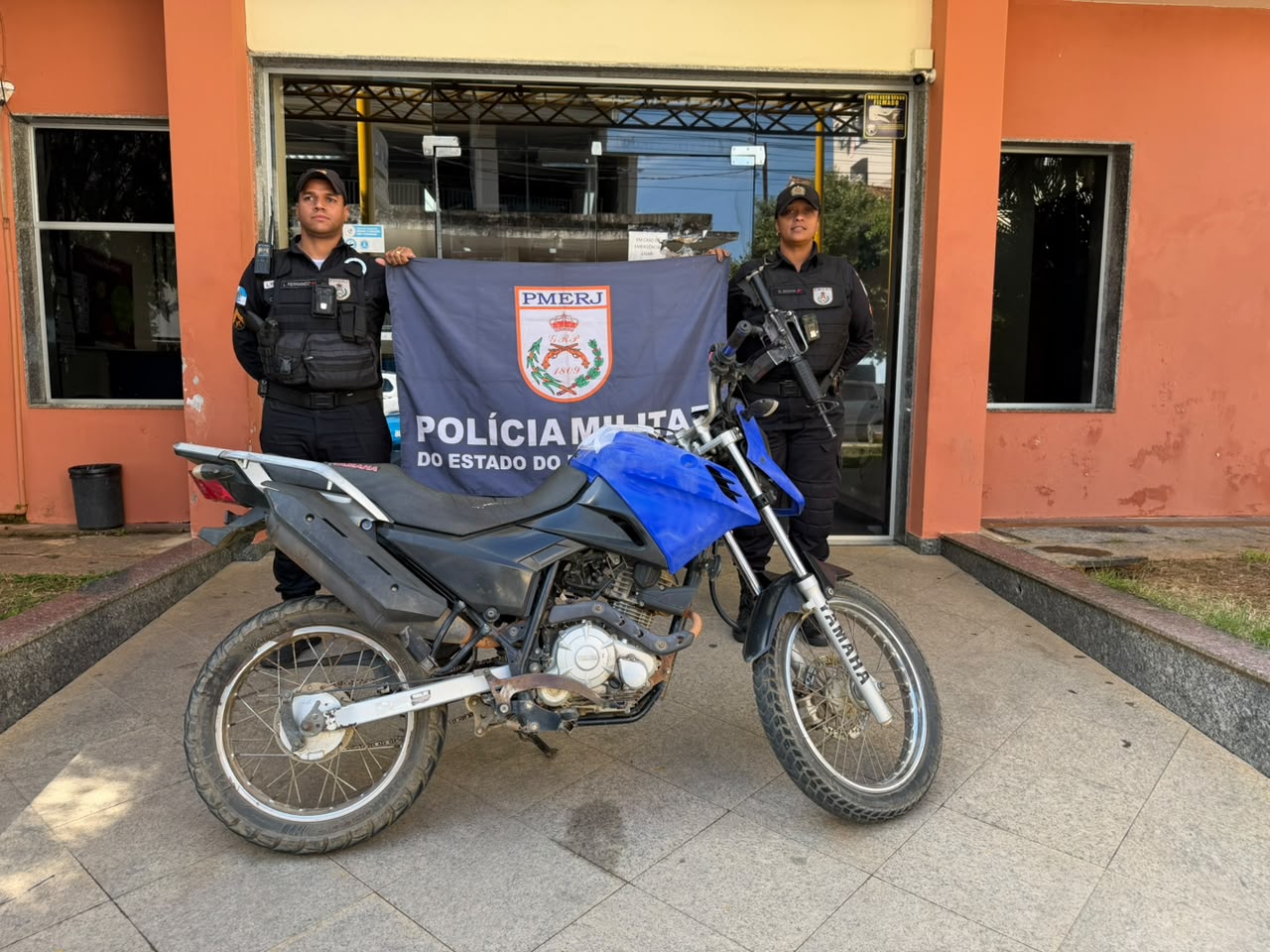 Polícia Militar apreende motocicleta com sinais identificadores adulterados em Santo Antônio de Pádua