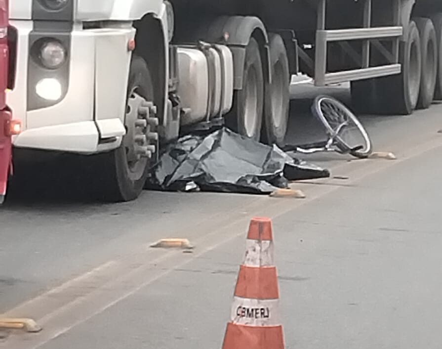 Acidente envolve caminhão e bicicleta em Santo Antônio de Pádua e mobiliza bombeiros no trevo do Planalto