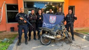 Polícia Militar recupera motocicleta de vítima de latrocínio submersa no Rio Pomba, em Pádua